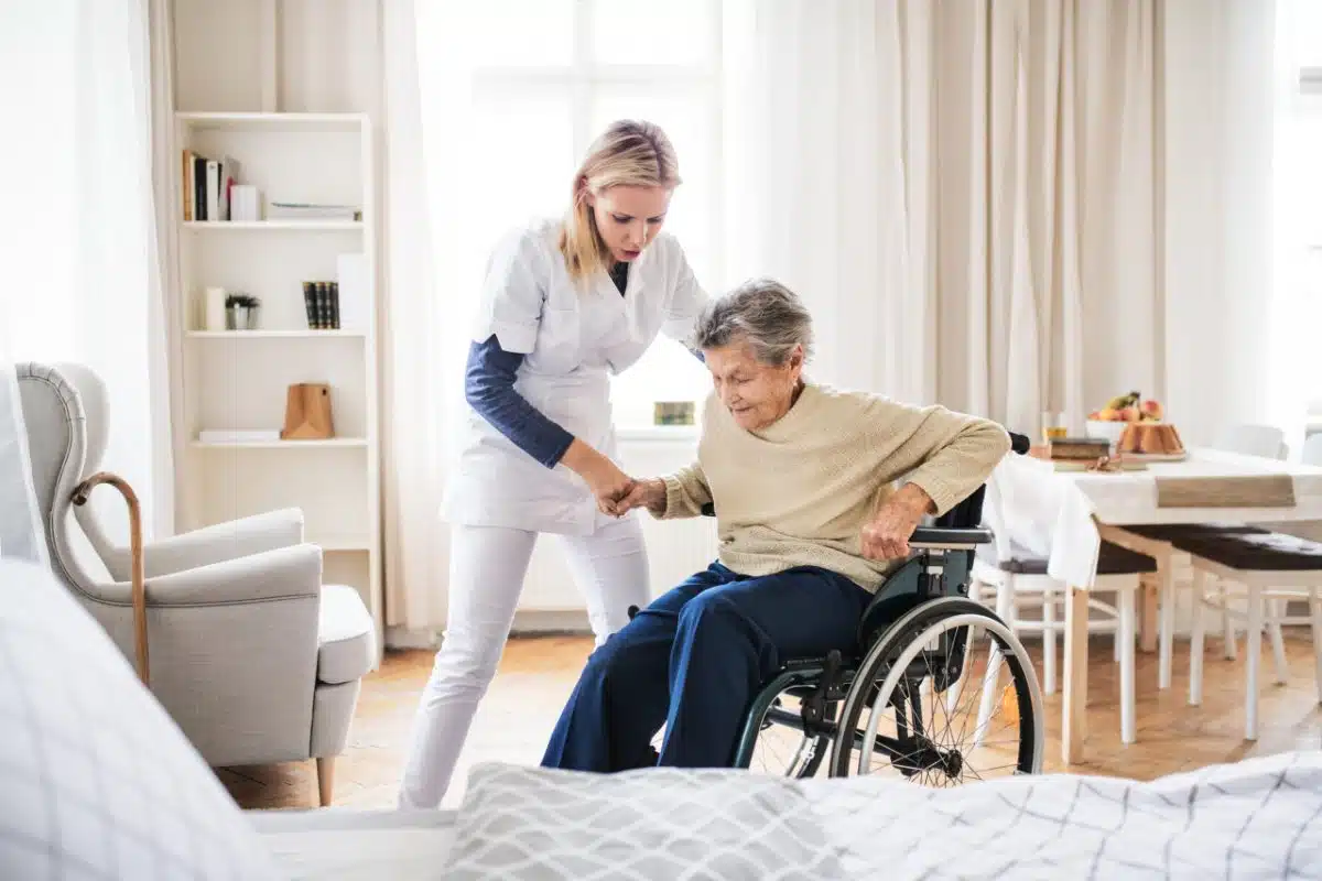 Les avantages de l'aide à domicile pour les personnes âgées