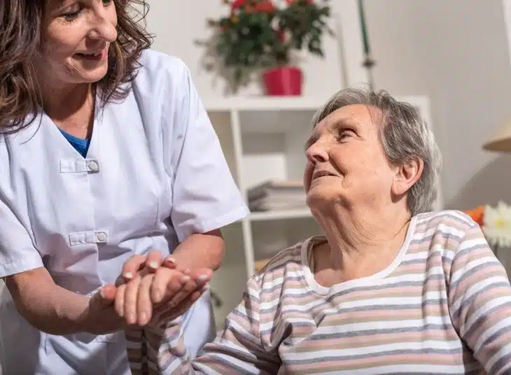 Les avantages de l'aide à domicile pour les personnes âgées