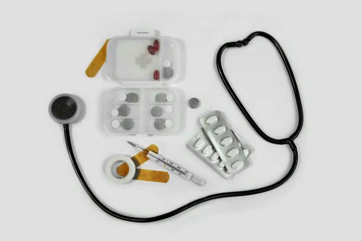 un stéthoscope et des médicaments